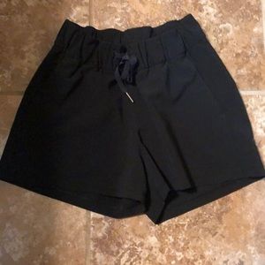 Black tie Lululemon shorts
